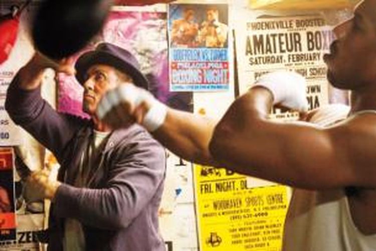 Sylvester Stallone (kiri) sebagai Rocky Balboa dalam film 