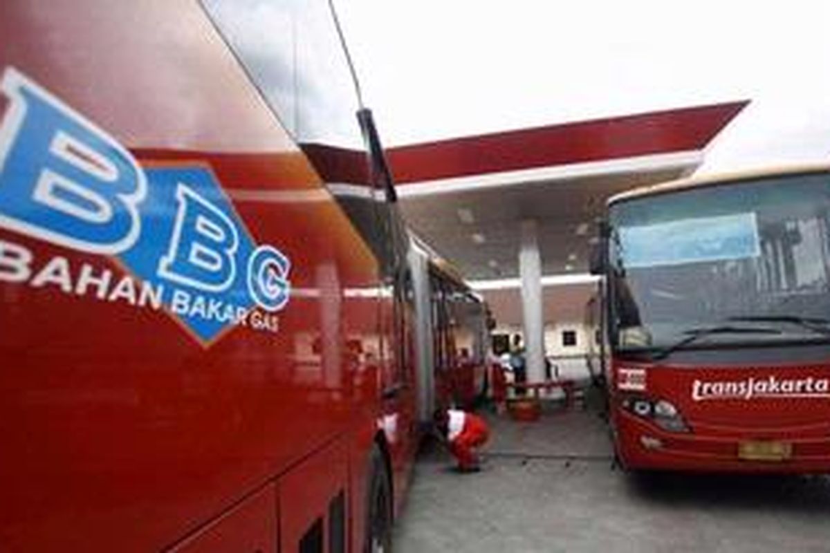 Ilustrasi: Bus Transjakarta mengisi gas di Stasiun Pengisian Bahan Bakar Gas (SPBG) A. 34.02.02 di Jalan Daan Mogot, Jakarta Barat, Senin (6/2/2012).