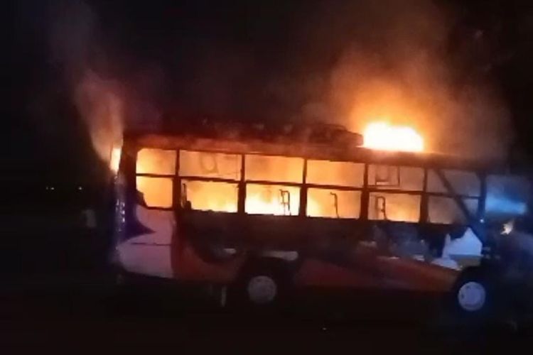 Bus Bima Permai terbakar di Terminal Sumer Payung Sumbawa, Selasa (27/6/2023)