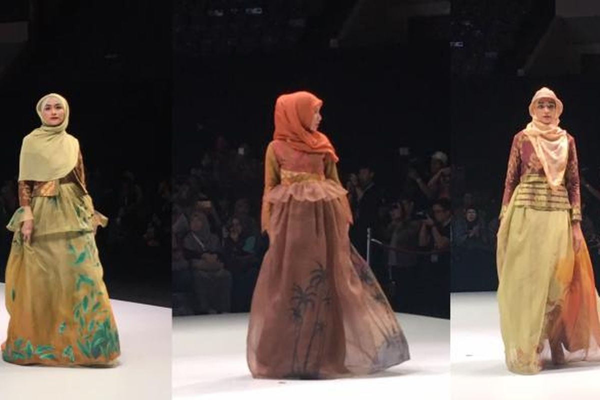 Koleksi busana Savitri Fashion dalam Indonesia Fashion Week 2017 di Jakarta, Kamis (2/2/2017).