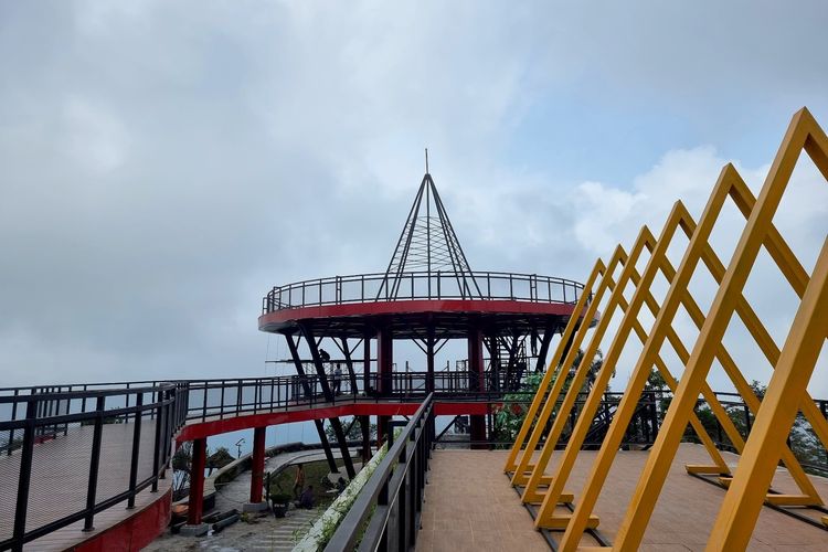 Menara Langit Merapi di Gardu Pandang Ketep Magelang, Senin (20/3/2023).