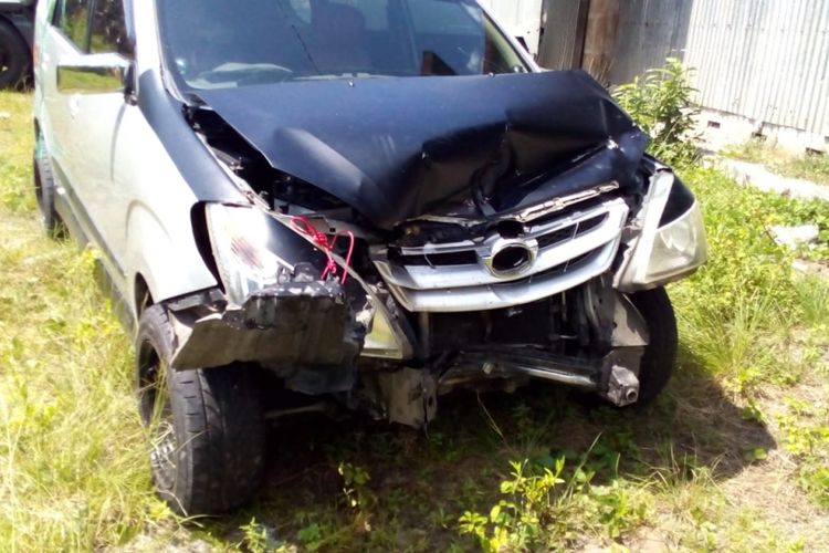 Mobi minibus usai menabrak motor gandeng pemulung, kini diamankan di mapolres luwu utara, minggu (21/10/2018)