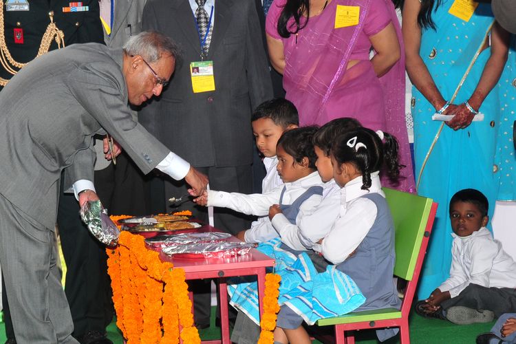 Program makan siang gratis di India. Presiden India, Shri Pranab Mukherjee meluncurkan program skema makan siang (mid-day meal scheme) di New Delhi pada tanggal 15 Februari 2013.