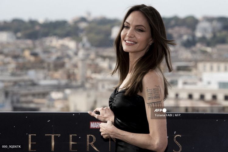 Aktris Angelina Jolie berpose untuk acara promosi film Eternals di Roma, Italia, pada 25 Oktober 2021. 
