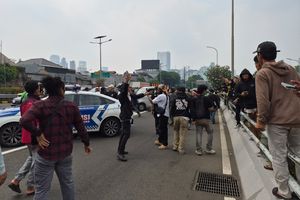 Massa Demo 27 Agustus Masuk Tol Dalam Kota Jakpus, Sempat Adang Mobil Polisi