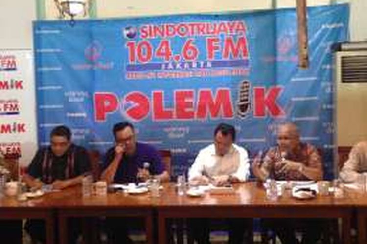 (Dari kiri ke kanan) Ketua Komisi IX DPR Dede Yusuf, host Hardy Hermawan, Dirjen Imigrasi Kemenkumham Ronny F Sompie, dan Plt Dirjen Binwasnaker Kemenakertrans Maruli Hasoloan dalam sebuah diskusi bertajuk 'Di Balik Serbuan Warga Asing' di Jakarta, Sabtu (24/12/2016).