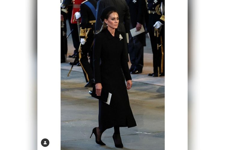 Kate Middleton melakukan gerakan curtsy di depan peti mati Ratu Elizabeth saat kebaktian di Westminster Hall