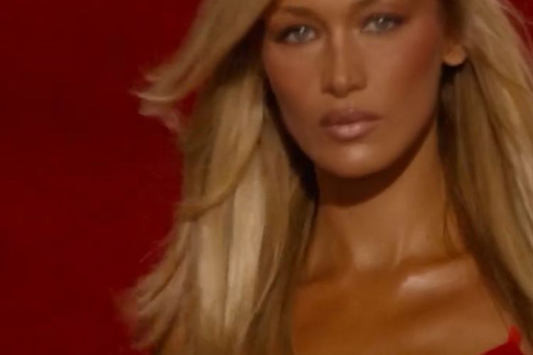 Bella Hadid tampil memukau di Victoria?s Secret Fashion Show 2025. Dua look, sembilan detail menawan yang tunjukkan pesona dan kekuatan dirinya.