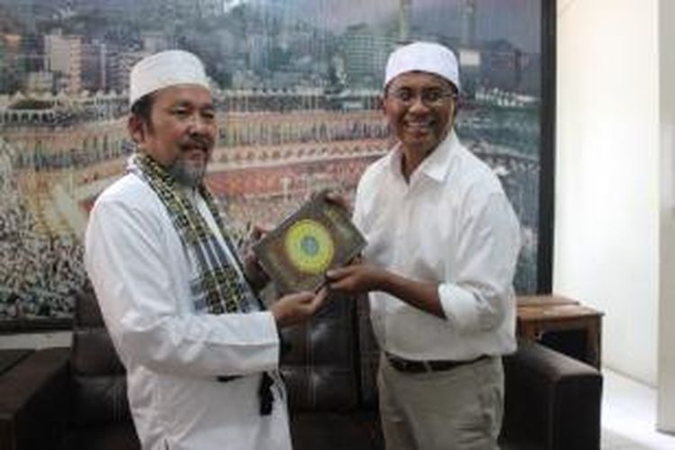  Dahlan Iskan menyerahkan secara simbolis Al Qur'an ke Takmir Masjid Agung Garut, Jumat  (20/12/2013) siang.
