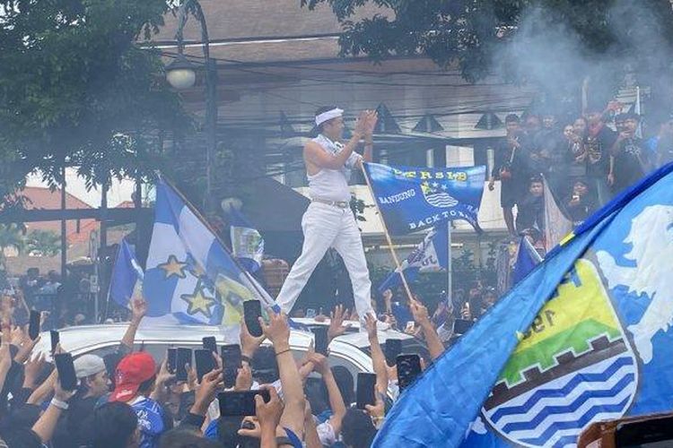 Gubernur Jabar, Dedi Mulyadi mengikuti pawai Persib juara bersama ribuan Bobotoh yang dimulai dari Balai Kota Bandung menuju ke Gedung Sate, Minggu (25/5/2025). 

