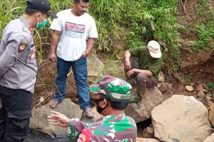 TENGKORAK MANUSIA--Inilah lokasi penemuan tengkorak manusia yang diduga korban tanah longsor empat tahun silam di aliran sungai Desa Banaran, Kecamatan Pulung, Kabupaten Ponorogo, Jawa Timur Minggu (25/4/2022) siang