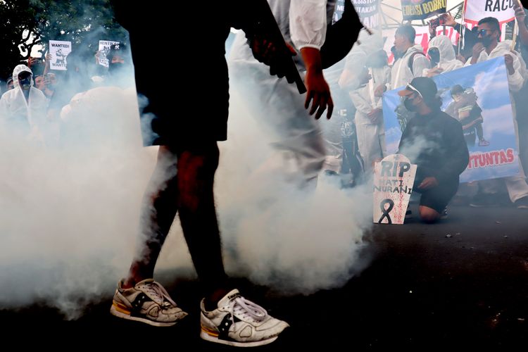 Teaterikal suporter Arema FC, Aremania saat melakukan aksi damai Tragedi Stadion Kanjuruhan menuntut keadilan yang dilaksanakan di Balai Kota Malang, Kamis (10/11/2022) siang.