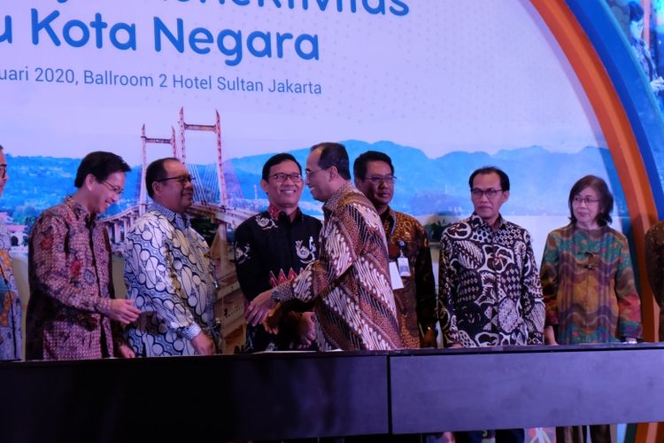 Menhub Budi pasca menyaksikan penandatanganan nota kerja sama antara Badan Litbang Perhubungan dengan berbagai perwakilan akademisi dan Badan Usaha Milik Negara (BUMN dalam dialog Merajut Konektivitas Ibu Kota Negara di Hotel Sultan, Jakarta, Rabu (26/02/2020).