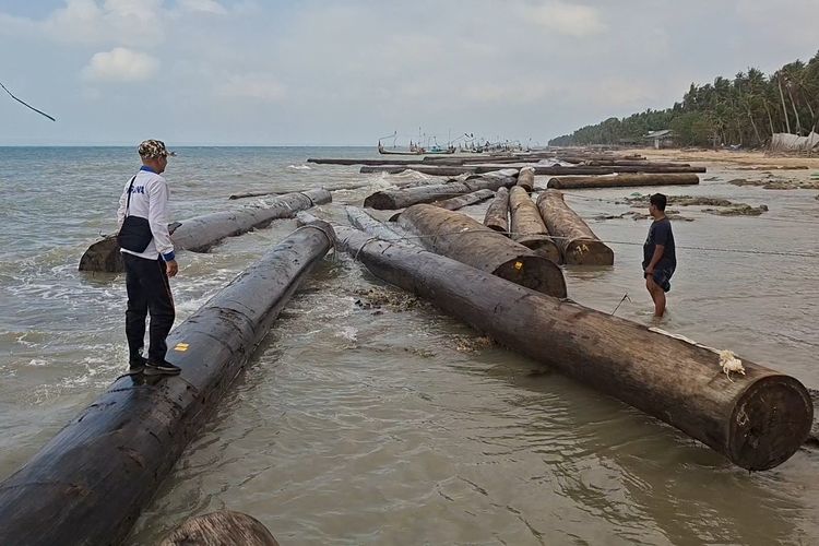 Ganti Rugi Puluhan Nelayan Korban Kayu Gelondongan di Sumenep Belum Dibayarkan
