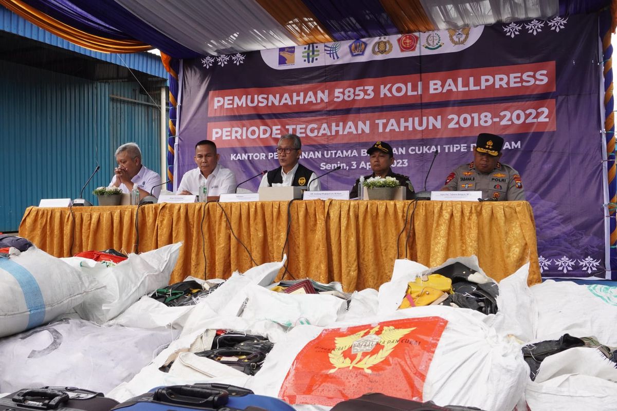 Konferensi Pers Pemusnahan Balpres Baju Bekas di Batam