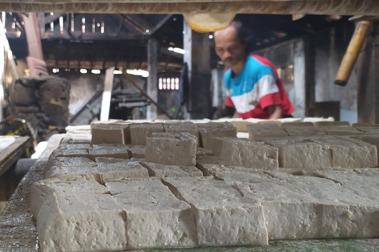 Tempat produksi tahu di Jalan Kaliputih, Purwokerto Timur, Kabupaten Banyumas, Jawa Tengah, Senin (4/1/2021).