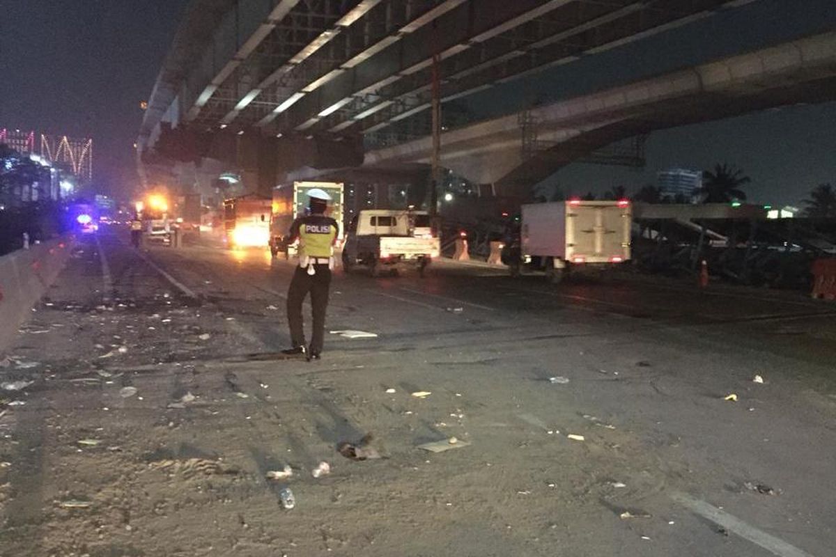 Truk bermuatan pelat besi seberat 60 ton yang terguling di KM 14 Tol Jakarta-Cikampek telah dievakuasi pada Selasa (22/10/2019) malam..