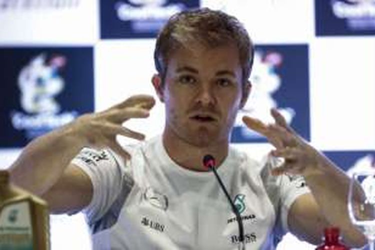 Pebalap Mercedes AMG Petronas asal Jerman, Nico Rosberg, menjawab pertanyaan wartawan dalam konferensi pers di Sao Paulo, Brasil, Rabu (9/11/2016).