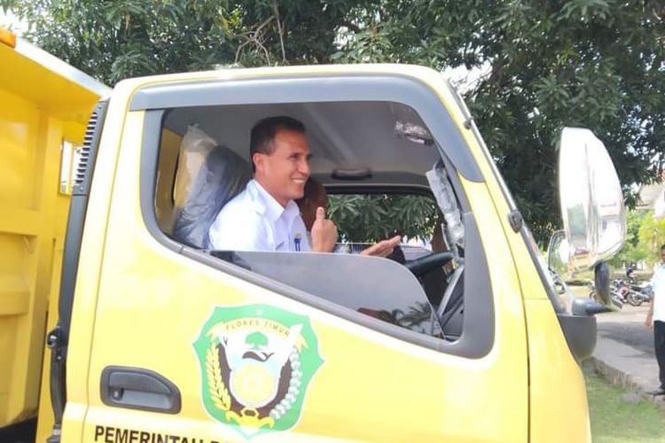 Foto: Penjabat Bupati Flores Timur, Alexander Doris Rihi melakukan uji coba truk pengangkut sampah di halaman Kantor Bupati Flores Timur, Rabu (14/12/2022).