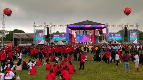 Diguyur Hujan Deras, Massa Kampanye Akbar Ganjar-Mahfud di Solo Tetap Penuhi Venue Acara