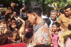 Gibran Bagikan Susu dan Buku Bergambar Jan Ethes di SD VI Margorejo Surabaya