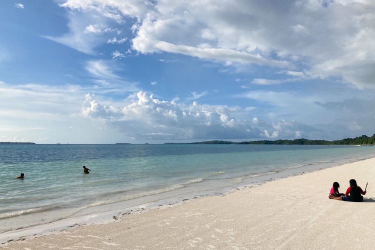 Pantai Ngurbloat di Desa Wisata Ngilngof di Kecamatan Manyeuw, Kei Kecil, Kepulauan Kei, Kabupaten Maluku Tenggara, Kamis (28/10/2021).