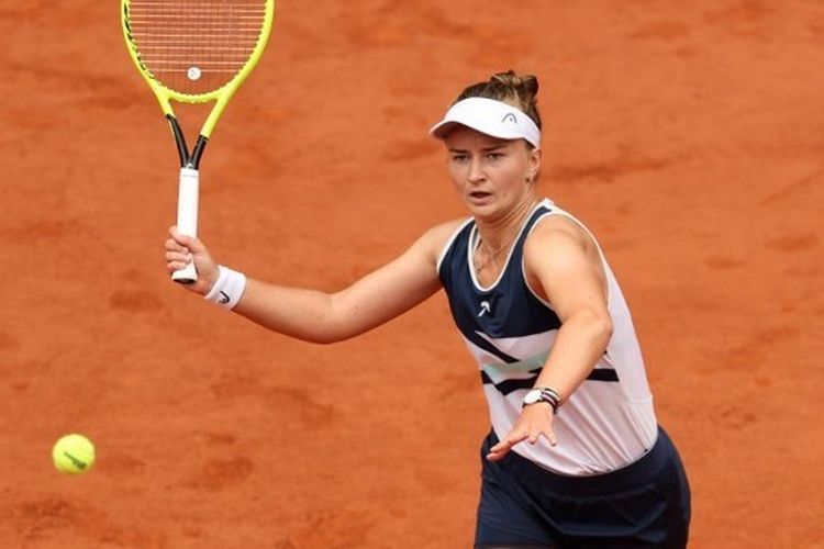 Petenis Republik Ceko, Barbora Krejcikova, bertanding pada final French Open 2021 di Roland Garros, Paris, Perancis, 12 Juni 2021.