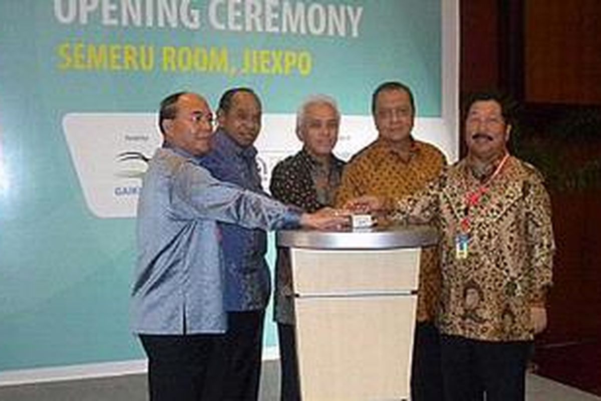Menko Perekonomian Hatta Rajasa Iketiga dari kiri) bersama Ketua Penyelenggara Johnny Darmawan (kanan), Menteri perindustrian MS Hidayat (kedua dari kanan), Menhub Freddy Numberi (kedua dari kiri) dan Ketua Umum Gaikindo Sudirman MR (kiri) membuka IIMS 2011