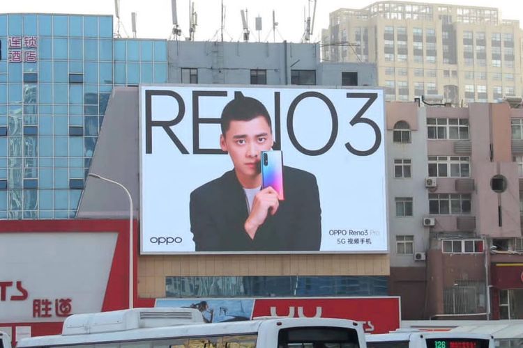 Papan iklan yang memperlihatkan tampang Oppo Reno3 Pro di China. 