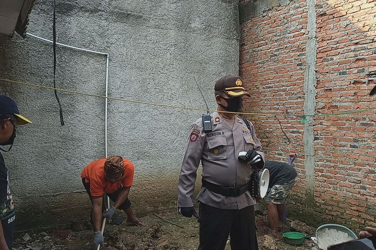 Kepolisian dibantu tim forensik RS Polri melakukan penggalian makam misterius di Desa Kapasiran, Kecamatan Parung Panjang, Kabupaten Bogor, Jawa Barat, Jumat (8/5/2020).