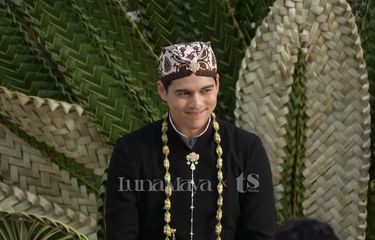 Penampilan gagah Maxime Bouttier di hari pernikahannya yang digelar di COMO Shambhala Estate, Bali, Rabu (7/5/2025).