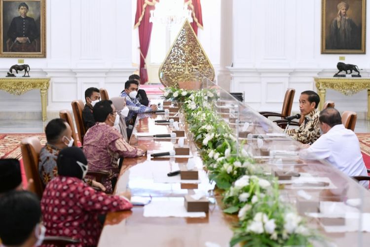 Presiden Joko Widodo saat menerima kedatangan sejumlah petani sawit swadaya di Istana Merdeka, Jakarta, pada Rabu (23/3/2022).