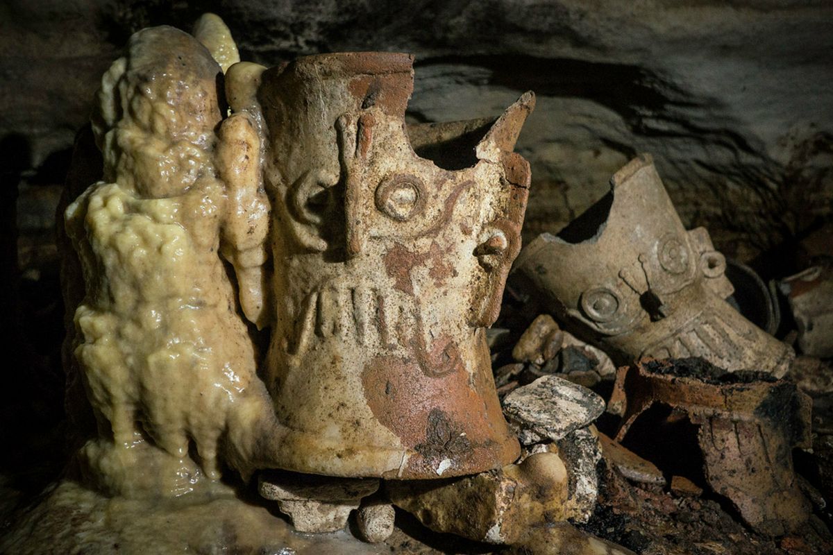 Gua dewa Jaguar di bawah Chichén Itzá.