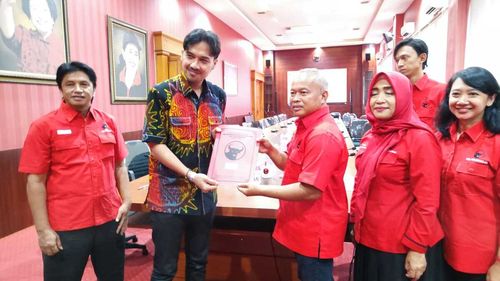 Mantan Ajudan Ganjar Ambil Formulir di Kantor PDI-P untuk Daftar Cawabup Tegal