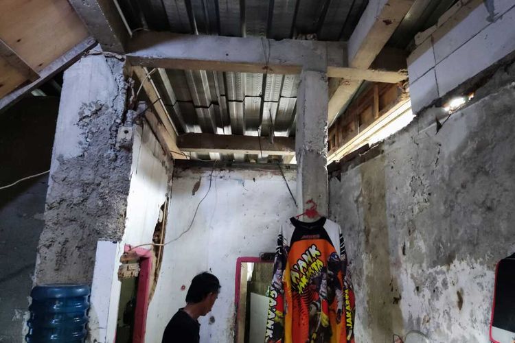 Sejumlah rumah mengalami kerusakan di Puncak Bogor, akibat dampak gempa bumi magnitudo 5, 6 yang berpusat di Cianjur, Senin (21/11/2022)