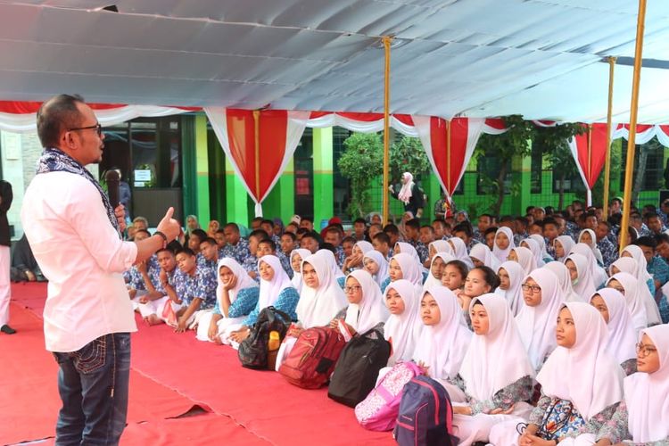 Menteri Ketenagakerjaan (Menaker) M. Hanif Dhakiri memotivasi siswa-siswi SMK untuk tidak takut menghadapi persaingan di era revolusi industri 4.0. Hal ini Menaker lakukan di SMK Karya Guna 1 Bekasi, Jawa Barat, Kamis (21/3/2019).