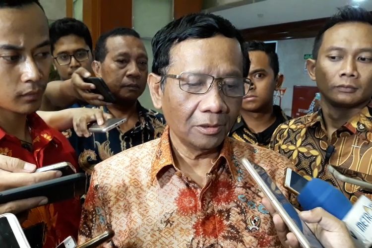 Menkopolhukam Mahfud MD di Kompleks Parlemen, Senayan, Jakarta, Rabu (13/11/2019)
