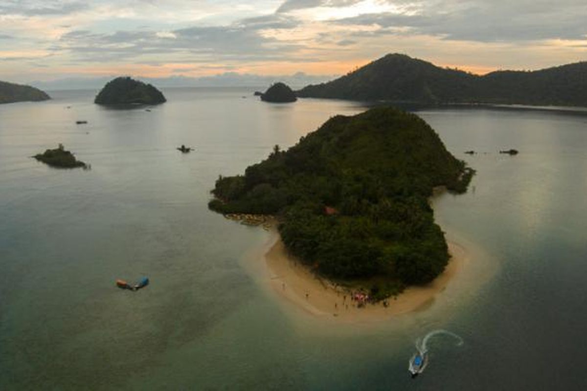 Pulau Setan, Kabupaten Pesisir Selatan, Sumatera Barat, Kamis (14/5/2015). Pulau Sutan berada di kawasan Taman Laut Mandeh.