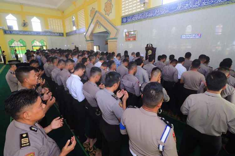 Jajaran personil Polisi Daerah (Polda) Kepri, menggelar shalat ghaib untuk korban bencana alam gempa dan tsunami di Kota Palu dan Donggala, Sulawesi Tengah di Masjid Al Halim Mapolda Kepri, Batu Besar, Nongsa, Batam. Sedikitnya ada tujuh anggota kepolisian yang ikut tewas, dimana ketujuh personil tersebut sedang menjalankan tugas di lapangan.