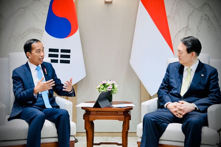 Presiden Joko Widodo berbincang dengan Presiden Korea Selatan Yoon Suk-yeol dalam pertemuan bilateral di Seoul, Kamis (28/7/2022).