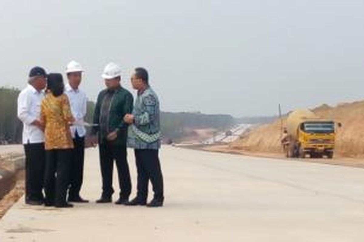 Presiden Joko Widodo meninjau pembanguan ruas tol Trans Sumatera. Tampak di foto Ketua Umum Partai Amanat Nasional (PAN) Zulkifli Hasan (berbatik biru) turut mendampingi Presiden.