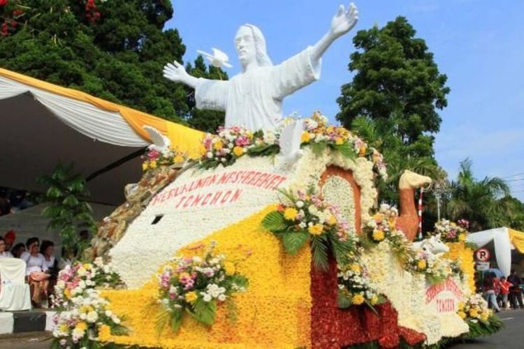 Salah satu kenderaan hias dari bahan bunga saat mengikuti Festival Bunga Tomohon pada tahun 2015.