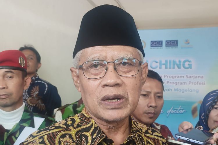 Ketua Umum Pimpinan Pusat Muhammadiyah Haedar Nashir saat memberikan keterangan, Kamis (8/1/2026).