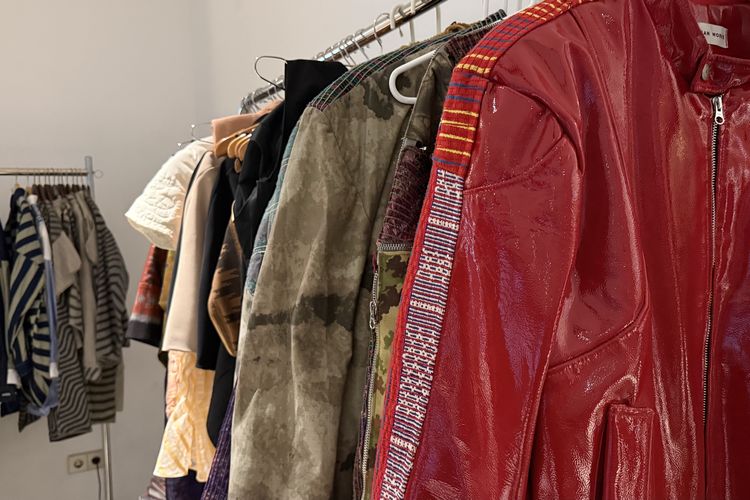 Melestarikan Tenun dengan Memakainya dalam Berbagai Gaya