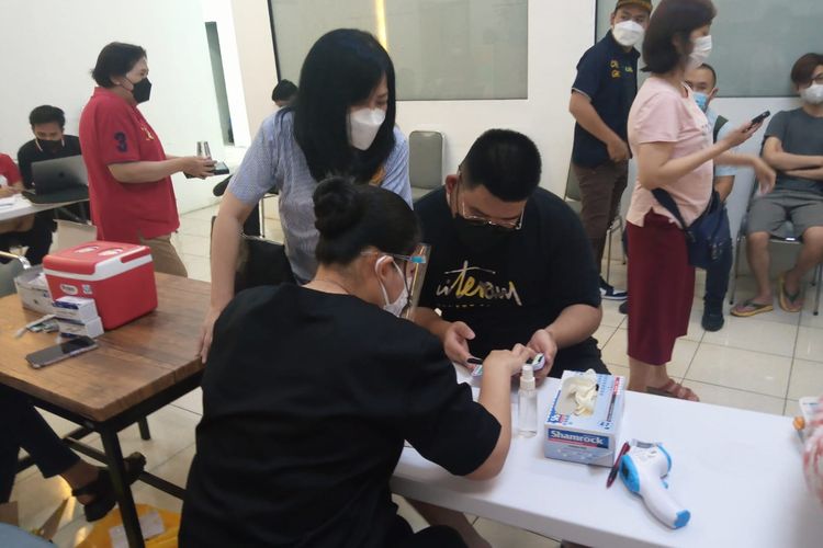 Sebanyak 80 jemaat mengikuti vaksinasi Covid-19 di gereja GSJA Taman Palem Cengkareng, Jakarta Barat, di hari Paskah, Minggu (17/4/2022).