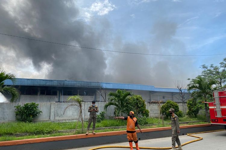 Kebakaran melanda bangunan industri di Jalan Tuna Raya, Pelabuhan Muara Baru, Penjaringan, Jakarta, Rabu (4/1/2023). Kepulan asap hitam membubung tinggi dari bangunan tersebut. 