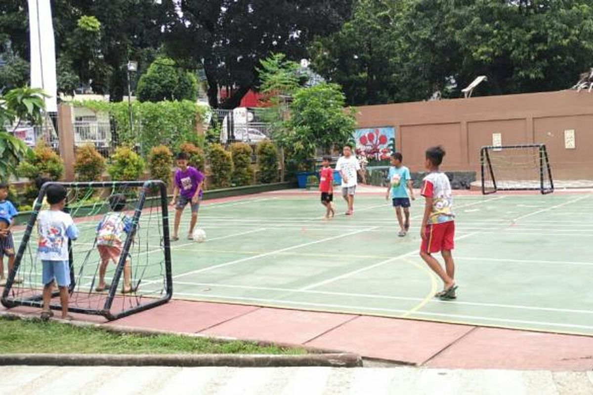 Anak-anak bermain futsal di RPTRA Saharjo di Kelurahan Menteng Atas, Setiabudi, Jakarta Selatan, Selasa (15/11/2016).