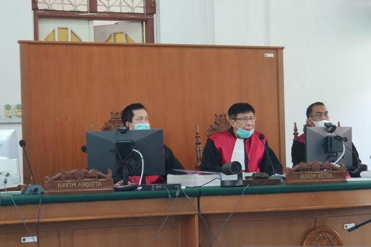 Ketua Majelis Hakim PN Makassar Franklin B. Tamara saat sidang perkara penembakan terhadap empat anggota TNI di Pos Koramil Kisor, Kabupaten Maybrat, Papua Barat, Senin (24/1/2022). 