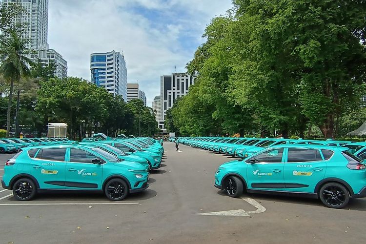 Ratusan taksi Xanh SM VinFast VF e34 terparkir di Plaza Tenggara GBK Jakarta. 