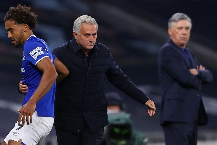 Jose Mourinho berada di pinggir lapangan dalam laga Tottenham vs Everton pada lanjutan pekan ke-33 Liga Inggris yang digelar di Tottenham Hotspur Stadium, Selasa (7/7/2020) dini hari WIB.